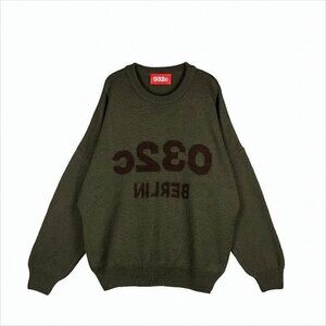032C Loose-Fitting Merino Wool Sweater with Contrasting Graphic